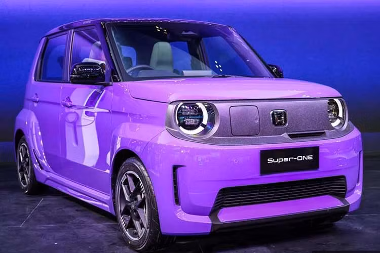 Là mẫu xe hướng đến thị trường toàn cầu, Super-One sử dụng cổng sạc CCS2 đặt phía trước đầu xe trên các phiên bản xuất khẩu, thay cho thiết kế cổng sạc đặc trưng trên phiên bản nội địa Nhật Bản. Một trong những điểm đáng chú ý nhất của Honda Super-One là trọng lượng chỉ 1.090 kg, nhẹ hơn đáng kể so với nhiều mẫu xe điện cùng phân khúc.