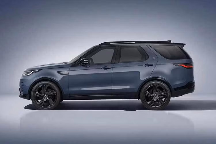 Theo tạp chí Autocar, Land Rover trước đây cũng từng chia tay Discovery II, LR3 và LR4 bằng những phiên bản mang tên Landmark. Tuy nhiên, Land Rover Discovery Sport cũng từng được giới thiệu phiên bản Landmark vào năm 2025 và mẫu xe này hiện vẫn tiếp tục được bán dù có tuổi đời còn lâu hơn cả Discovery.