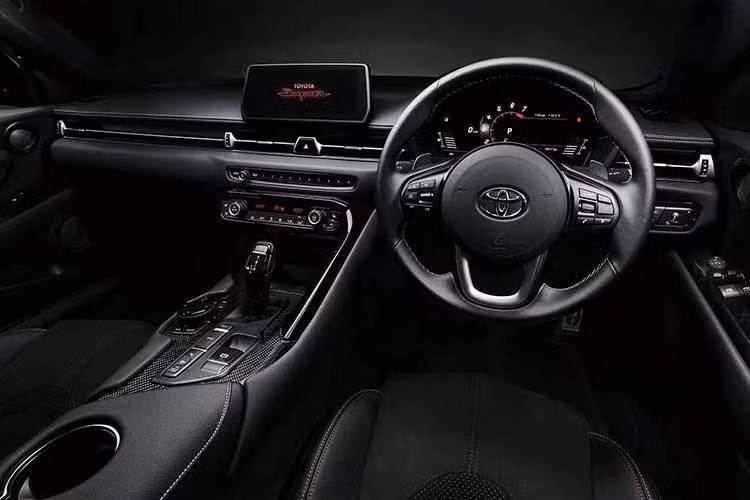 Trong khi đó, mẫu xe thể thao bình dân khác của Toyota là GR86 lại rơi vào tình cảnh hoàn toàn trái ngược. Dù có giá bán thấp hơn đáng kể so với GR Supra và vẫn đang được sản xuất, cho phép khách hàng đặt xe theo cấu hình mong muốn, Toyota GR86 lại tiếp tục mất đà tăng trưởng. Doanh số lũy kế từ đầu năm đến nay của mẫu xe này giảm 26,2% xuống còn 4.007 xe. Trong khi đó, doanh số tính riêng tháng 6 giảm 6,8%, xuống còn 754 xe.
