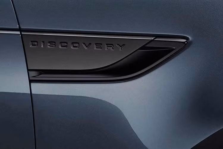 Ngoài ra, Land Rover Discovery 2027 mới còn được trang bị tấm ốp bảo vệ gầm màu xám Carpathian Grey cùng các chi tiết màu Graphite Atlas ở lưới tản nhiệt, khe gió bên sườn và logo. Bộ mâm hợp kim 21 inch cũng có thiết kế mới với màu sơn xám Dark Agate Grey.