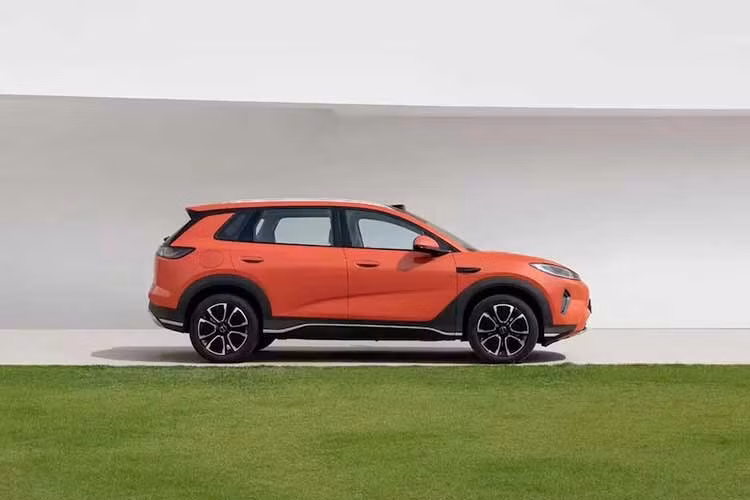 Mẫu xe SUV BYD Sealion 05 2026 sở hữu kích thước dài 4.620 mm, rộng 1.860 mm, cao 1.630 mm cùng chiều dài cơ sở thuộc nhóm SUV cỡ C. Với thông số này, mẫu xe có kích thước tương đương Honda CR-V.