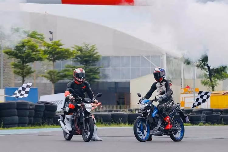 Suzuki Satria F150 2026 mới sẽ được phân phối tại hệ thống đại lý ủy quyền của Suzuki Việt Nam từ tháng 7/2026 với hai phiên bản là Satria tiêu chuẩn (Màu Xanh-Xám và Đen-Đỏ) với giá bán 54,5 triệu đồng và phiên bản Satria Pro duy nhất màu màu Đỏ - Đen, giá bán 59 triệu đồng.