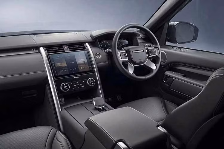 Ngoài ra, Land Rover Discovery Landmark còn được trang bị hệ thống treo khí nén, nóc xe sơn đen tương phản và cửa cốp đóng/mở chỉnh điện tiêu chuẩn. Khoang lái sở hữu bảng đồng hồ kỹ thuật số 12,3 inch và màn hình thông tin giải trí 11,4 inch.