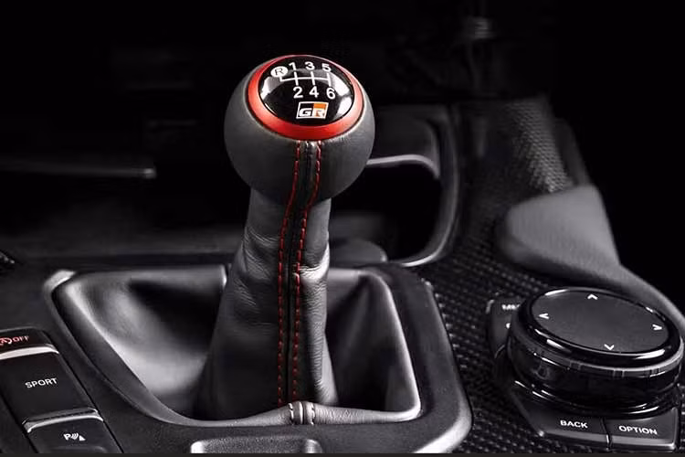 Ở các dòng xe khác, kết quả kinh doanh khá trái chiều. Toyota Prius tiếp tục gặp khó khăn khi doanh số từ đầu năm giảm 42,3%. Tuy nhiên, chỉ tính riêng tháng 6/2026, doanh số của mẫu xe hybrid này lại tăng 9,4%.