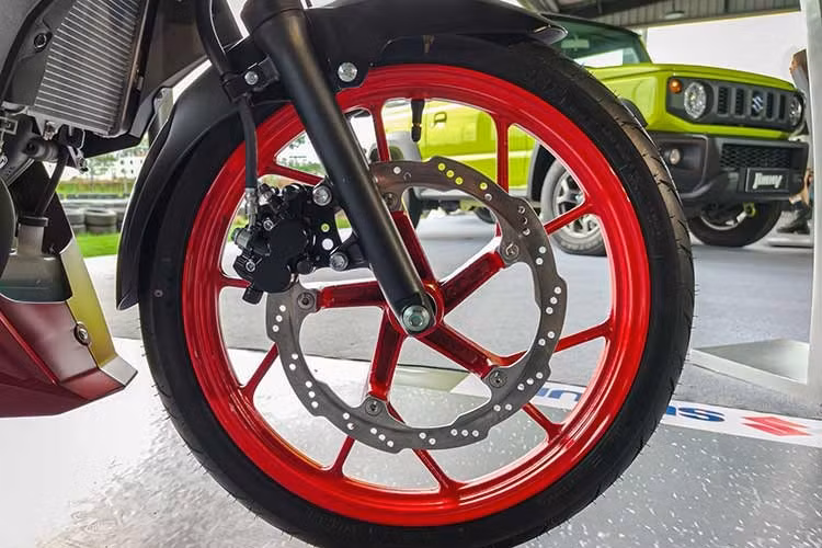 Điểm đáng chú ý trên Suzuki Satria F150 thế hệ mới lần này chính là sự xuất hiện của Hệ thống hỗ trợ ly hợp Suzuki (SCAS), kết hợp cùng giảm xóc trước cải tiến và hệ thống chống bó cứng phanh ABS.