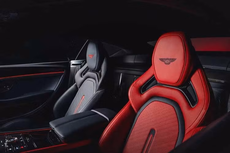 Ngoài chủ đề Rồng trên mẫu xe này, Bentley Mulliner còn có hai cấu hình khác. Chủ đề Điện kết hợp màu Xanh Điện và Xanh Sapphire đậm ở ngoại thất với màu Xanh Klein và Xanh Imperial ở nội thất. Chủ đề Brodgar tinh tế hơn kết hợp màu sơn Pale Brodgar và Brodgar với nội thất màu Camel và Beluga.