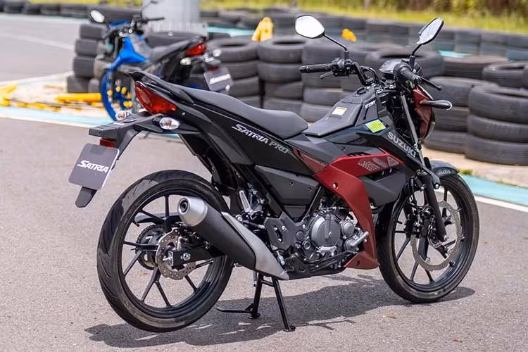Satria F150 2026 được Suzuki phát triển theo phong cách thể thao với phần đầu xe lấy cảm hứng từ thiết kế khí động học của mô tô phân khối lớn Suzuki. Xe sử dụng các chi tiết phối màu và tem mới nhằm tăng tính nhận diện. Phiên bản tiêu chuẩn có phần đầu giống với thế hệ Satria trước đây, trong khi phiên bản Satria Pro sử dụng đầu đèn mới giống với mẫu Suzuki Gixxer.