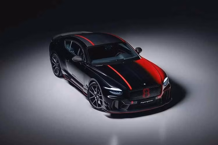Bentley Supersports là phiên bản mạnh mẽ nhất của dòng Continental GT, mẫu xe siêu sang thể thao này được chế tạo dựa trên động cơ V8 tăng áp kép không sử dụng hệ thống hybrid, truyền động chỉ đến trục sau, với cảm giác lái thể thao hơn, và chỉ sản xuất giới hạn 500 chiếc.