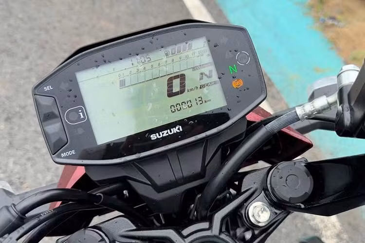Về tiện ích, Suzuki Satria F150 2026 được trang bị màn hình kỹ thuật số với đầy đủ các thông tin của xe, hộc chứa đồ nhỏ phía trước dung tích gần 1L với thao tác nhấn mở 1 chạm, riêng phiên bản Satria Pro có thêm cổng sạc USB Type-A phục vụ nhu cầu sạc thiết bị di động khi di chuyển.