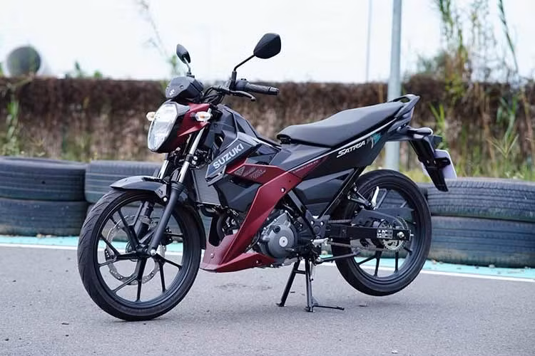 Sau hơn 6 năm kể từ khi đưa Satria F150 nhập khẩu chính hãng về Việt Nam, ngày 4/7 vừa qua, Suzuki đã chính thức cho ra mắt Satria thế hệ mới với hai phiên bản Satria và Satria Pro. Mẫu hyper underbone 150 phân khối được nâng cấp thiết kế, bổ sung nhiều trang bị an toàn và tiện ích...