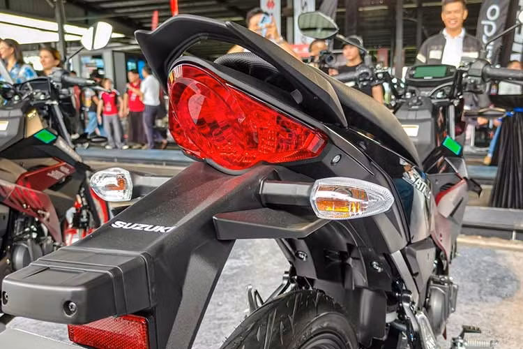 Hệ thống khóa thông minh tích hợp tính năng tìm xe trong phạm vi 20 m. Satria cũng hỗ trợ kết nối với ứng dụng Suzuki Ride Connect, cho phép hiển thị thông báo cuộc gọi, dẫn đường trên màn hình xe và theo dõi một số thông tin về tình trạng xe thông qua điện thoại.