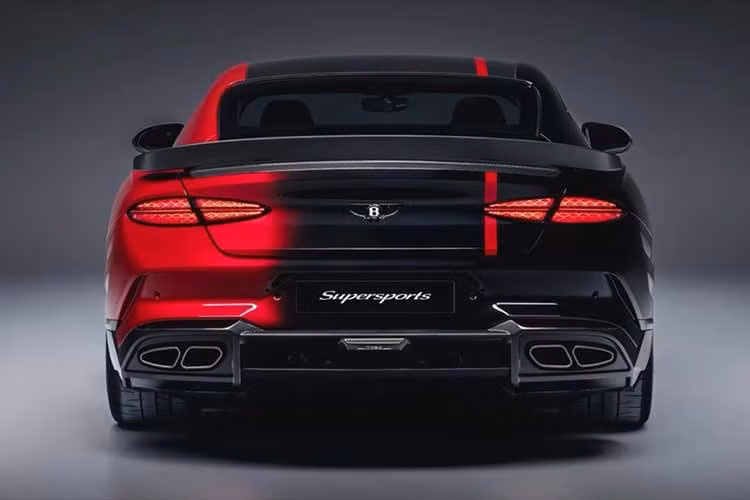 Phiên bản Supersports đặc biệt này còn có một sọc đỏ lệch tâm chạy từ trước ra sau, thẳng hàng với ghế hành khách và tạo sự tương phản với đường dốc ở phía người lái. Các điểm nhấn ngoại thất khác bao gồm số 8 màu đỏ trên lưới tản nhiệt và các đường kẻ sọc đỏ trên các chi tiết khí động học bằng sợi carbon .