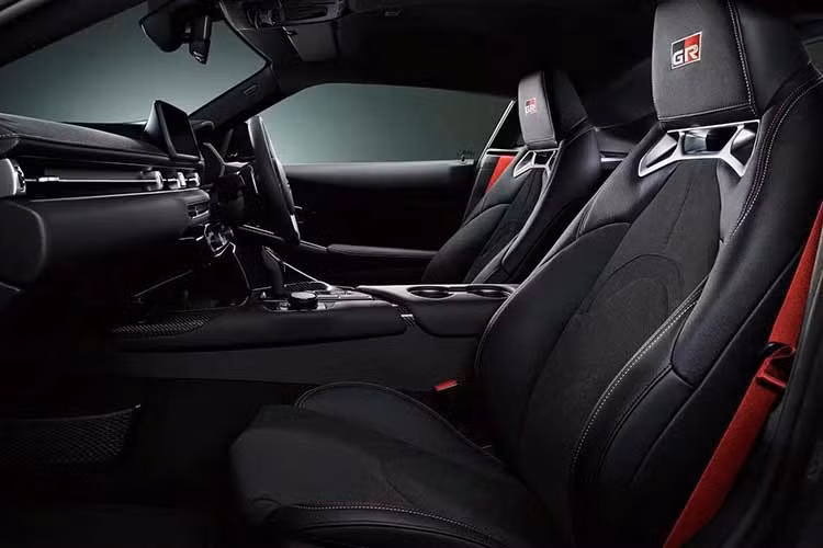Xét trên toàn bộ thương hiệu, Toyota vẫn ghi nhận kết quả kinh doanh tích cực. Doanh số của thương hiệu Toyota tại Mỹ tăng 11,2% trong tháng 6 và tăng 1,5% trong 6 tháng đầu năm nay. Trong tháng 6/2026, các mẫu xe điện hóa chiếm hơn 57% tổng doanh số của Toyota.