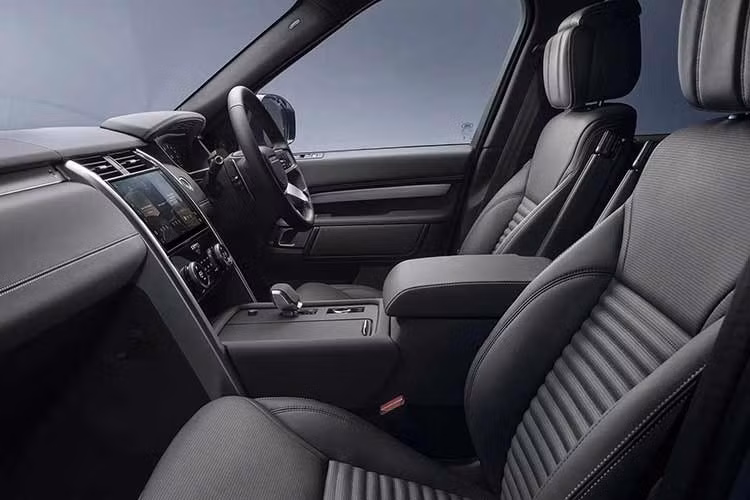 Xe cũng được trang bị gương chiếu hậu chống chói tự động, sạc điện thoại không dây, điều hòa tự động 4 vùng và hệ thống âm thanh Meridian 11 loa. Các tính năng hỗ trợ lái tiêu chuẩn gồm hệ thống kiểm soát hành trình thích ứng, hỗ trợ giữ làn đường, cảnh báo điểm mù và phanh khẩn cấp tự động.