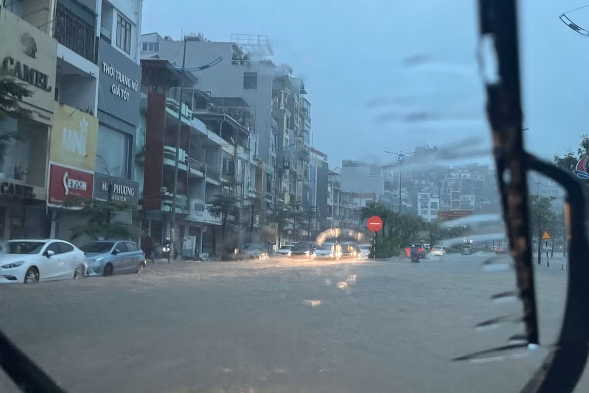 Các địa phương có nguy cơ cao xảy ra ngập úng, lũ quét và sạt lở đất gồm khu vực Hạ Long, khu vực Móng Cái cùng các xã Bình Liêu, Ba Chẽ, Tiên Yên… và một số khu vực miền núi, ven sông, suối.