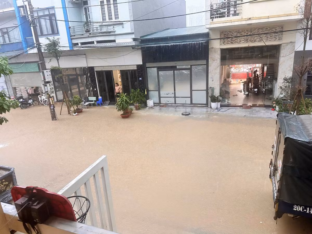 Trước đó, Đài Khí tượng Thủy văn tỉnh Quảng Ninh cảnh báo ngập lụt có thể gây ách tắc giao thông cục bộ trên một số tuyến phố, tuyến đường; ảnh hưởng đến việc đi lại của người dân, hoạt động sản xuất nông nghiệp và tiềm ẩn nguy cơ sạt lở tại các bãi thải, hầm lò, gây thiệt hại đối với công trình dân sinh và các hoạt động kinh tế - xã hội.