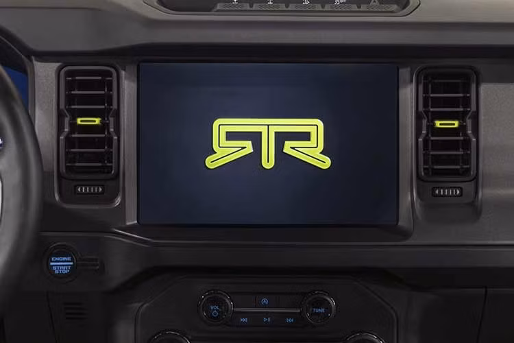 Bên trong Ford Bronco RTR, màu vàng chanh Hyper Lime là điểm nhấn chính, xuất hiện trên các chi tiết ốp mặt táp-lô, tay nắm cửa, dây đai an toàn và đường chỉ khâu khắp khoang nội thất, tạo sự tương phản mạnh với chất liệu da đen. Các chi tiết này tạo thiết kế "tông xuyệt tông" với những điểm nhấn ngoại thất của xe.