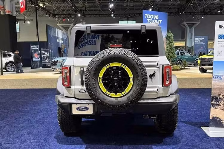 Rất nhiều thay đổi về ngoại hình khiến Bronco RTR trông "chiến" không thua gì Bronco Raptor. Chúng bao gồm bánh xe mới, các điểm nhấn màu xanh chanh Hyper Lime, họa tiết trang trí bên hông, vòm bánh xe mới, cản trước màu đen và tùy chọn màu sơn Avalanche Gray.