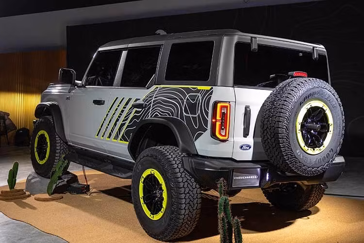 Tuy nhiên, hãng cũng xác nhận giá xe Ford Bronco RTR 2027 sẽ thấp hơn phiên bản Badlands Sasquatch, hiện đang có giá khởi điểm hơn 58.000 USD (đã bao gồm phí vận chuyển). Điều đó cho thấy mức giá sẽ nằm trong khoảng từ 50.000 đến 55.000 USD. Con số này thấp hơn đáng kể so với Raptor giá 80.000 USD, nhưng rõ ràng cao hơn các phiên bản cơ bản.