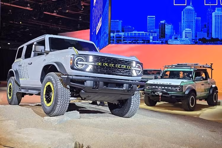Ford Bronco RTR 2027 dự kiến sẽ chính thức được bán ra thị trường Mỹ vào cuối năm nay. Mẫu xe này sẽ giúp các fan thèm khát một chiếc xe SUV địa hình Bronco Raptor nhưng không đủ tiền, Ford tung Bronco RTR được xem là giống y hệt "đàn anh", nhưng với động cơ yếu hơn một chút.