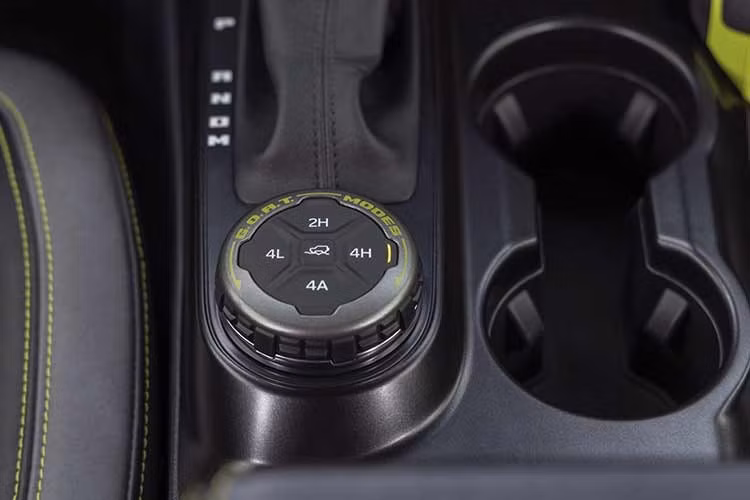Ford Bronco RTR 2027 sử dụng động cơ xăng EcoBoost 4 xi-lanh, dung tích 2.3L quen thuộc, cho công suất tối đa 300 mã lực, kết hợp với quạt làm mát lấy từ bản Raptor và hệ thống chống trễ tăng áp nhằm cải thiện phản hồi khi vận hành ở cường độ cao.