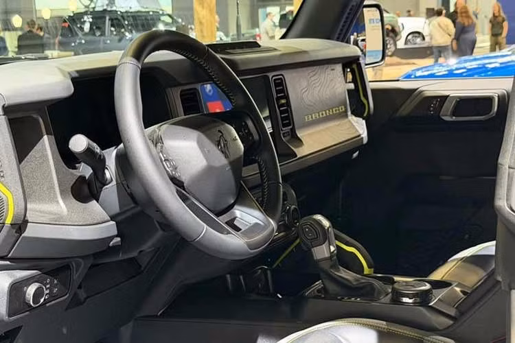 Tại Triển lãm Ô tô New York 2026, Ford Bronco RTR đã lần đầu tiên được hé lộ nội thất. Hãng Ford gọi đây là “nội thất giàu tính biểu đạt nhất” trong dòng Bronco hiện tại và điều đó không khó nhận ra. Khoang nội thất của xe vốn được phát triển cùng đội ngũ RTR và sự hợp tác này được thể hiện rất rõ ràng.