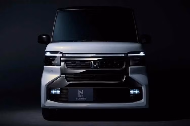Phiên bản N-Box tiêu chuẩn vẫn giữ nguyên thiết kế thân xe hiện tại. Trong khi đó, Honda N-Box Custom cao cấp hơn được trang bị cản trước mới, giúp xe trông nổi bật hơn trên đường. Lưới tản nhiệt mới mảnh hơn với các chi tiết trang trí giả kim loại, kết nối hài hòa với các khe hút gió được thiết kế lại trên cản trước và cụm đèn LED vuông vức.