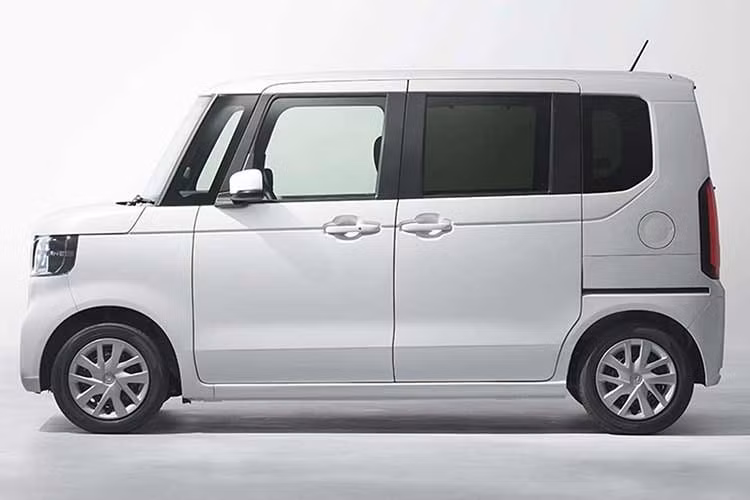 Những khách hàng muốn sở hữu xe có diện mạo mạnh mẽ nhưng không quá phô trương có thể lựa chọn gói Black Style. Gói trang bị này bổ sung các chi tiết tối màu cho viền đèn pha và logo, mang lại vẻ ngoài kín đáo hơn. Nội thất cũng theo chủ đề tương tự với các chi tiết sơn đen bóng piano cùng họa tiết caro màu đen trên ghế ngồi và sàn khoang hành lý.