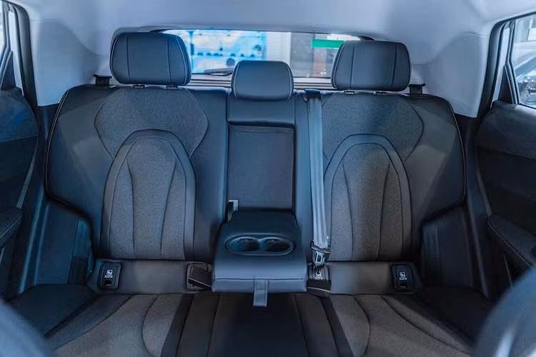 Riêng 2 phiên bản SHS-H Premium và SHS-H Flagship dùng hệ truyền động hybrid tiết kiệm xăng. Đặc biệt, thân xe được cấu thành từ 78% thép cường lực, góp phần gia tăng độ cứng vững và khả năng bảo vệ khi xảy ra va chạm.