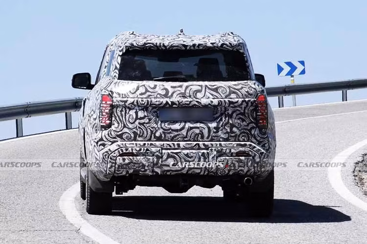 Thay thế cho thiết kế truyền thống là cửa cốp nâng dạng đứng phổ biến trên các mẫu SUV hiện đại. Giải pháp này được đánh giá giúp tăng tính tiện dụng trong quá trình sử dụng hằng ngày, đồng thời phù hợp hơn với nhu cầu của nhóm khách hàng hiện nay. Tại thị trường Bắc Mỹ, mẫu xe sẽ được phân phối dưới tên gọi Montero và giữ vai trò SUV đầu bảng của Mitsubishi.