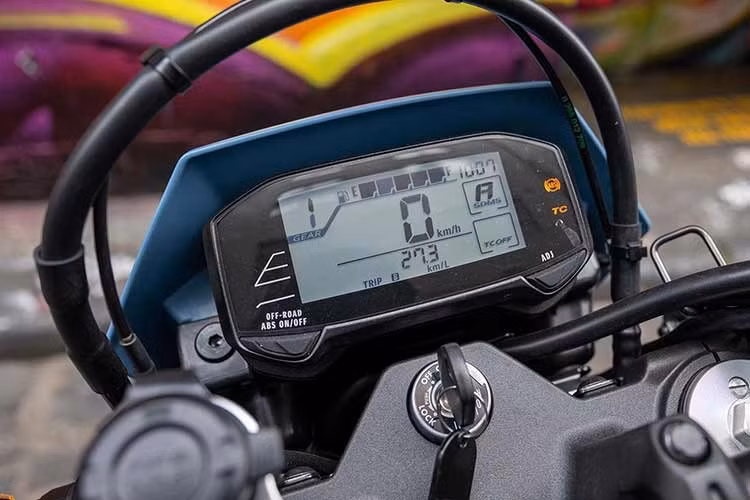 Xe được trang bị hệ thống chiếu sáng LED toàn phần cùng bảng đồng hồ LCD hiển thị đầy đủ thông tin vận hành. Kích thước tổng thể của xe là 2.195 x 885 x 1.190 mm, chiều cao yên 890 mm và trọng lượng 154 kg, mang đến sự cân bằng giữa tính linh hoạt và khả năng vận hành trên nhiều loại địa hình.