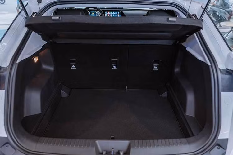 Omoda C5 Sport có giá niêm yết 559 triệu đồng. Tuy nhiên, nhân dịp ra mắt phiên bản mới, Omoda &amp; Jaecoo Việt Nam triển khai chương trình ưu đãi dành cho khách hàng mua C5 Sport từ ngày 15/6 đến 31/7/2026. Cụ thể, khách hàng được hỗ trợ 5 năm miễn phí xăng xe, tương đương giá trị 69,9 triệu đồng.