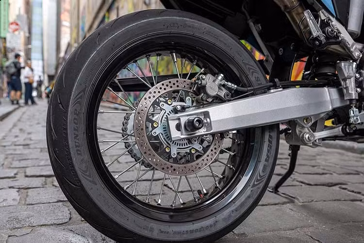 Ngoài ra, Suzuki DR-Z4SM 2026 còn được tích hợp hệ thống hỗ trợ lái Suzuki Intelligent Ride System (S.I.R.S) kết hợp cùng công nghệ ga điện tử Ride-by-Wire.