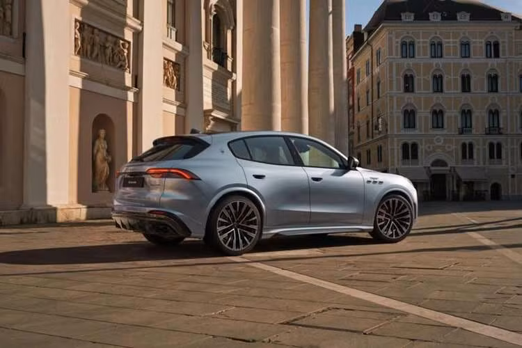 Maserati trang bị vô-lăng thiết kế mới, cần số điện tử được làm lại cùng nhiều vật liệu trang trí mới trong khoang cabin. Bên cạnh đó, hãng mở rộng danh mục màu sơn ngoại thất, thiết kế mâm xe và các gói cá nhân hóa để khách hàng có thêm lựa chọn khi cấu hình xe.