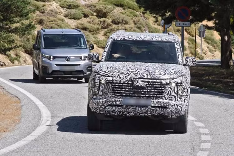 Khoang lái của Pajero thế hệ mới được nâng cấp đáng kể với bảng đồng hồ kỹ thuật số, màn hình giải trí kích thước lớn và vô-lăng thiết kế mới. Một trong những thay đổi đáng chú ý nhất là việc Mitsubishi loại bỏ cửa hậu mở ngang cùng lốp dự phòng treo ngoài, hai chi tiết từng gắn liền với nhiều thế hệ Pajero trước đây.