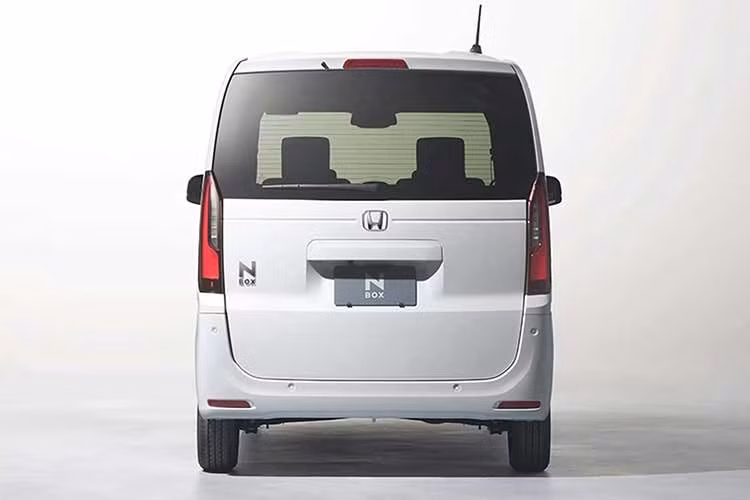 Nhiều khả năng xe sẽ được giữ nguyên động cơ từ phiên bản hiện hành. Nếu đúng như vậy, xe sẽ dùng động cơ xăng 3 xi-lanh, dung tích 660 cc, sản sinh công suất tối đa 58 mã lực ở bản hút khí tự nhiên và 63 mã lực ở bản tăng áp. Sức mạnh được truyền tới bánh trước hoặc cả bốn bánh thông qua hộp số vô cấp CVT. Xe không có tùy chọn hộp số sàn.