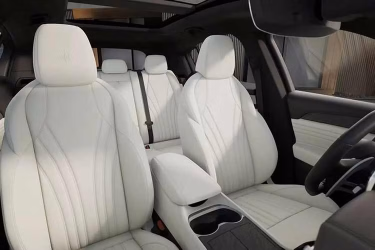 Việc loại bỏ động cơ dung tích nhỏ giúp Grecale trở thành một trong số ít mẫu SUV hạng sang cỡ nhỏ trên thị trường vẫn duy trì dải sản phẩm động cơ đốt trong hoàn toàn sử dụng cấu hình V6. Bên cạnh các phiên bản sử dụng động cơ đốt trong, Maserati vẫn tiếp tục duy trì biến thể thuần điện Grecale Folgore trong danh mục sản phẩm.