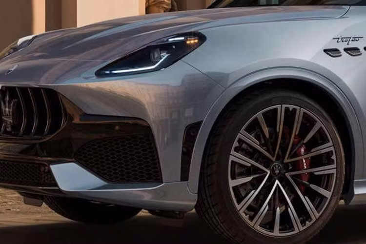 Thay đổi quan trọng nhất trên Grecale 2027 nằm ở hệ truyền động. Kể từ đời xe mới, Maserati không còn cung cấp động cơ tăng áp 4 xy-lanh từng xuất hiện trên các phiên bản trước đây. Phiên bản tiêu chuẩn nay được trang bị động cơ V6 tăng áp kép Nettuno dung tích 3.0L, sản sinh công suất 385 mã lực.