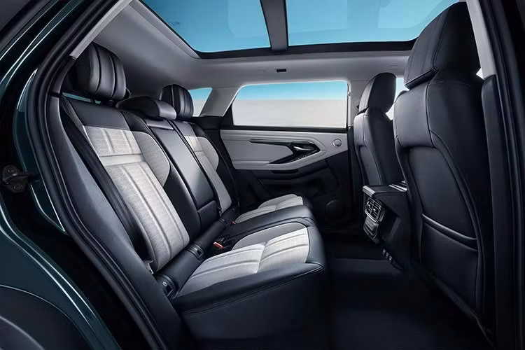 Tại thị trường Trung Quốc, Range Rover Evoque L sử dụng 4 xi-lanh thẳng hàng, tăng áp, dung tích 2.0L, sản sinh công suất tối đa 246 mã lực cùng mô-men xoắn cực đại 364 Nm. Sức mạnh được truyền tới cả 4 bánh thông qua hộp số tự động 9 cấp. Nhờ đó, xe có thể tăng tốc từ 0-96 km/h trong thời gian 7 giây, đạt vận tốc tối đa 230 km/h và tiêu thụ lượng xăng trung bình 8,89 lít/100 km.
