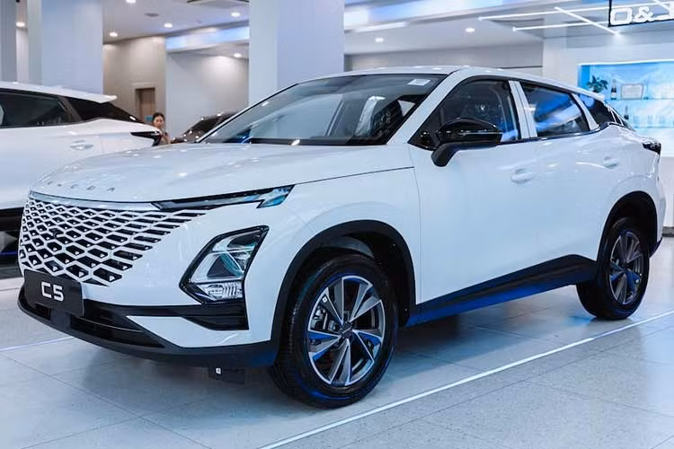Omoda C5 là dòng SUV cỡ B đã lần đầu tiên ra mắt thị trường Việt Nam vào cuối năm 2024. Đây đồng thời cũng là mẫu xe đầu tiên của thương hiệu Omoda ở thị trường Việt Nam. Sau hơn 1 năm, Omoda &amp; Jaecoo Việt Nam tiếp tục bổ sung phiên bản mới cho dòng SUV cỡ B này, đó là C5 Sport giá mềm hơn.