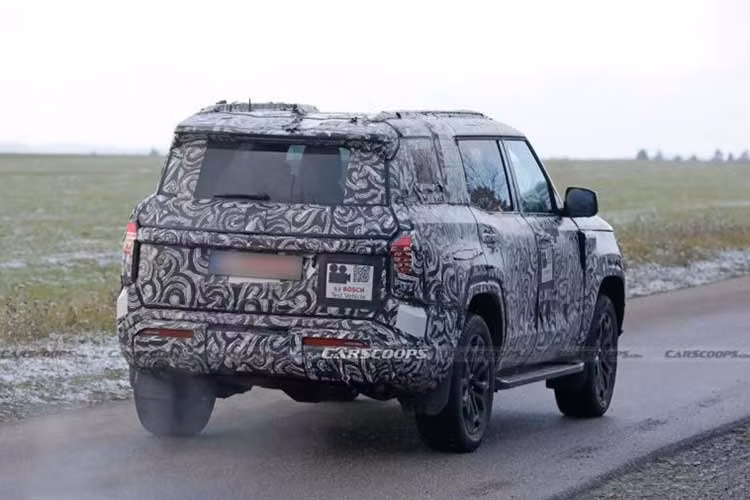 Theo những thông tin được tiết lộ, Mitsubishi Pajero thế hệ mới sẽ sở hữu cấu trúc khung gầm rời body-on-frame, phát triển trên nền tảng chung với mẫu bán tải Mitsubishi Triton. Đây là thay đổi đáng chú ý khi mẫu SUV này được định hướng trở lại với khả năng vận hành địa hình chuyên biệt, thay vì tập trung nhiều vào tính đô thị như một số mẫu SUV khung liền khối hiện nay.