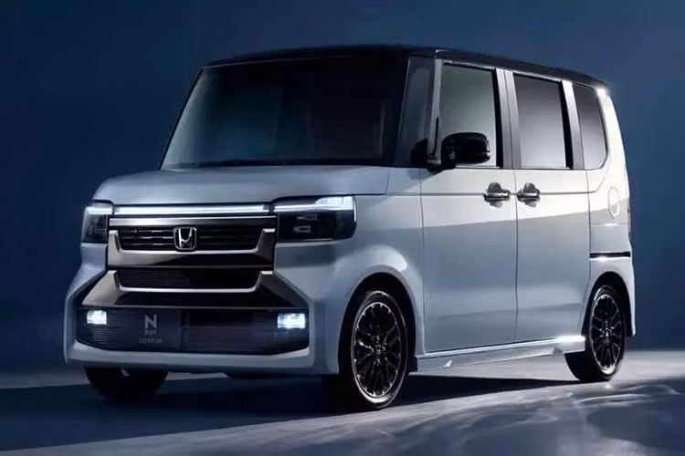 Honda đã công bố những thông tin đầu tiên về bản nâng cấp giữa vòng đời của N-Box 2027 thế hệ mới. Phiên bản này ra mắt chỉ 3 năm sau khi thế hệ thứ 3 của Honda N-Box được giới thiệu tại thị trường nội địa. Mẫu xe kei car này hiện đứng đầu bảng xếp hạng doanh số tại Nhật Bản, vượt qua mọi sản phẩm 4 bánh khác trên thị trường.