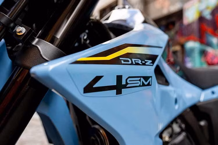 Mẫu supermoto mới của Suzuki sử dụng bộ vành nan hoa 17 inch cho cả bánh trước và sau, kết hợp với lốp trước kích thước 120/70R17 và lốp sau 140/70R17.