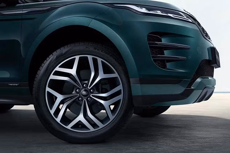 Tuy nhiên, Range Rover Evoque L đã bị ngừng sản xuất tại Trung Quốc từ tháng 3 năm nay. Vì vậy, toàn bộ xe mới còn bán tại thị trường này hiện đều là xe tồn kho. Số lượng xe không nhiều, đồng thời khách hàng cũng khó có thể tùy ý lựa chọn màu sắc hoặc cấu hình mong muốn. Đối với các đại lý, việc mạnh tay giảm giá là giải pháp bất đắc dĩ nhằm giải phóng lượng hàng tồn còn lại trong giai đoạn cuối cùng.