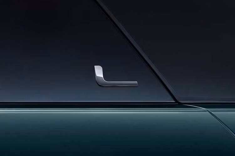 Trong bối cảnh khả năng giữ giá của Land Rover không còn mạnh như trước, giá Range Rover Evoque L đã qua sử dụng tại Trung Quốc có thể tiếp tục giảm trong thời gian tới. Đáng chú ý, Range Rover Evoque tại Anh hiện có giá khởi điểm từ 44.430 Bảng (1,54 tỷ đồng). Điều đó đồng nghĩa với việc Range Rover Evoque L tại Trung Quốc đang có giá chỉ bằng khoảng một nửa so với xe tiêu chuẩn.