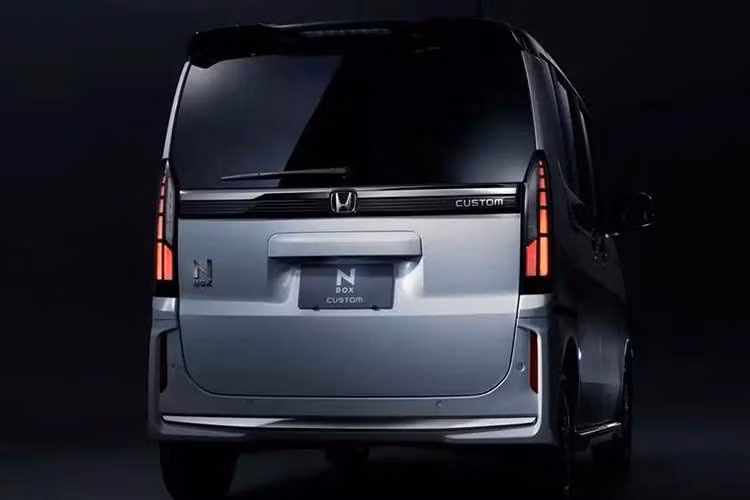 Đợt nâng cấp Honda N-Box lần này mang đến thiết kế đầu xe sắc nét hơn cho phiên bản Custom, gói Black Style dành cho biến thể Joy hướng đến phong cách dã ngoại cùng một số tinh chỉnh nhỏ trong khoang nội thất trên toàn bộ dòng sản phẩm.