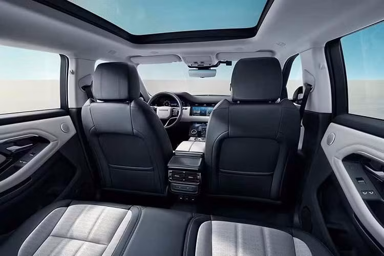 Tương tự bản thường, Evoque L cũng vay mượn nhiều chi tiết thiết kế của người anh em Velar. Xe được trang bị đèn pha LED mượt mà cũng như tay nắm cửa nằm chìm vào thân xe và có thể bật lên khi cần dùng. Tùy phiên bản, Range Rover Evoque LWB tại Trung Quốc sẽ dùng vành có đường kính 18 inch hoặc 20 inch. Hai bộ vành này đi với lốp có kích thước lần lượt là 235/60R18 và 235/50R20.