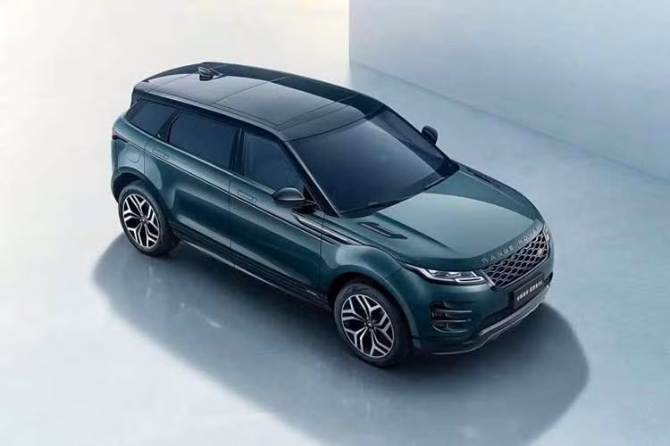 Điều này đồng nghĩa với việc giá bán của mẫu SUV hạng sang này đã giảm tới 229.800 Nhân dân tệ (804 triệu đồng) so với thời điểm ra mắt. Giá trung bình của một chiếc Range Rover Evoque L đã qua sử dụng được mua trong năm 2025 rơi vào khoảng 191.400 Nhân dân tệ (670 triệu đồng). Như vậy, giá xe mới hiện chỉ cao hơn khoảng 9.600 Nhân dân tệ (33 triệu đồng) so với xe cũ.