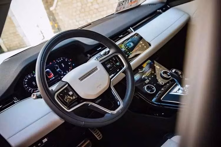 Ra mắt vào năm 2021 như xe dành riêng cho thị trường Trung Quốc, mẫu xe SUV hạng sang Range Rover Evoque L có kích thước dài x rộng x cao lần lượt 4.531 x 1.904 x 1.650 mm và chiều dài cơ sở 2.841 mm. So với bản thường, Range Rover Evoque L có chiều dài và chiều dài cơ sở đều tăng 160 mm.