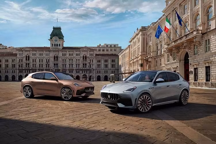 Mẫu xe SUV hạng sang Maserati Grecale 2027 thế hệ mới vừa ra mắt không có sự thay đổi lớn về tổng thể nhưng phần đầu xe được tinh chỉnh theo ngôn ngữ thiết kế mới đang xuất hiện trên các mẫu xe như GranTurismo và MC20.
